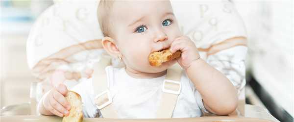 ребенок ест сухарик