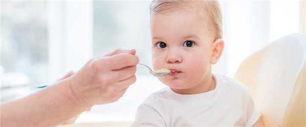 малыша кормят с ложки