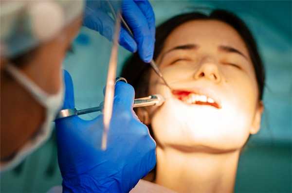 девушка у стоматолога