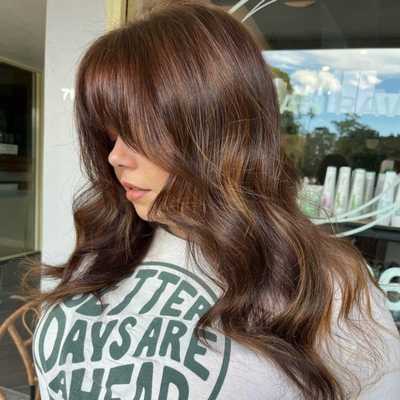 челка и объемная прическа