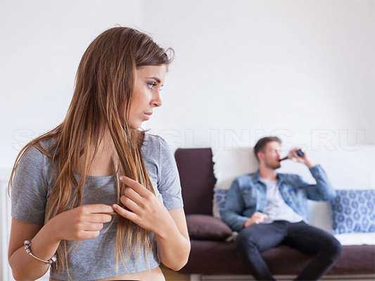 Девушка и молодой человек, употребляющий алкоголь