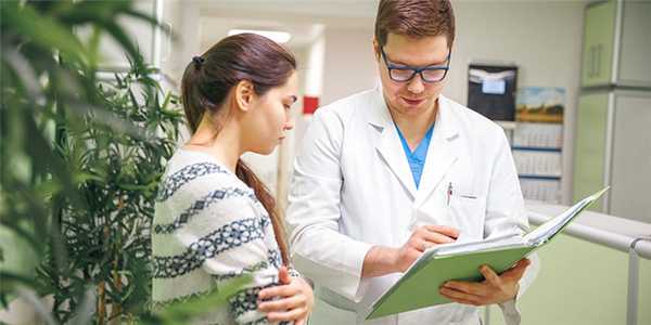 онколог рассказывает родственнице пациента о плане лечения