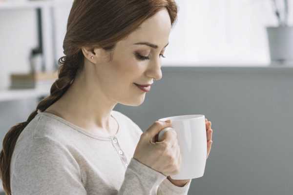 Увидела, как свекровь подсыпает что-то в мой чай, решила незаметно поменять кружки