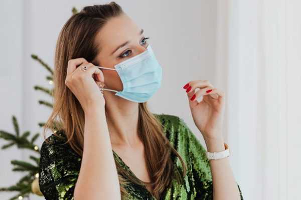 Новая коллега вызвала насмешки в серпентарии, но все обомлели, когда начальник пришел на корпоратив со своей женой