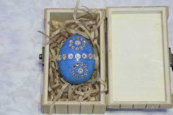 Муж насмехался надо мной из-за старого яйца, которое я купила на барахолке, но потом оно открылось