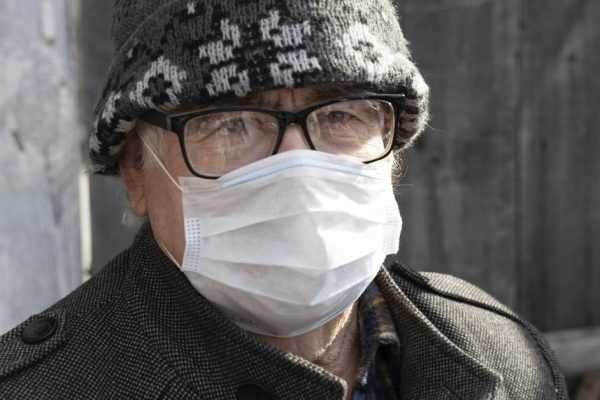 Сын оставил старенького отца одного в холодном доме, однажды утром к дряхлой избушке подкатил дорогой автомобиль