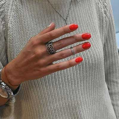 Красный зимний маникюр 2021