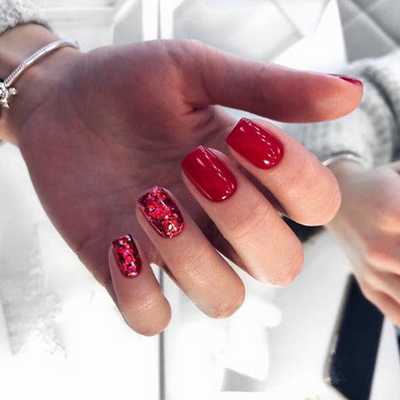 Красный зимний маникюр 2021