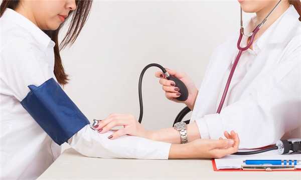 Измерение давления в клинике при головокружении