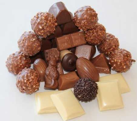 Конфеты и кусочки разного шоколада