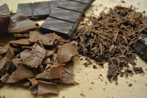 Шоколадные кусочки и крошка на столе