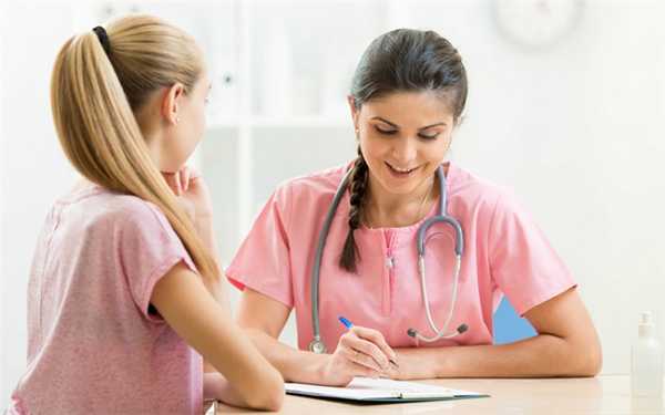 Девушка с выделениями на приеме у гинеколога