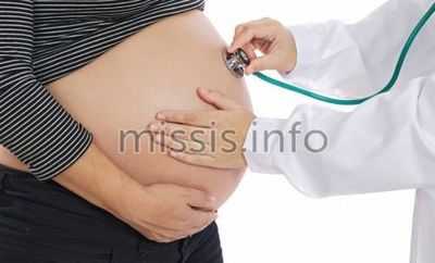 Беременная девушка с большим животом