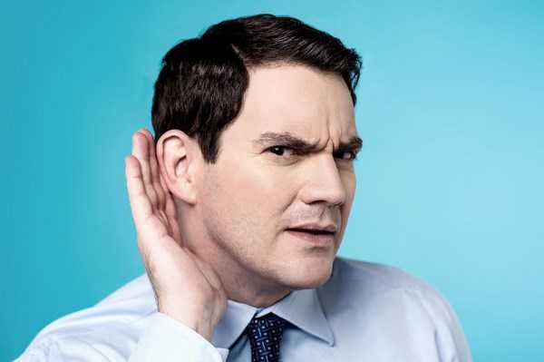 Человек не слышит