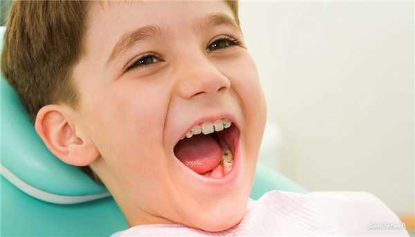 ребёнок с потемневшими зубами в кабинете у стоматолога