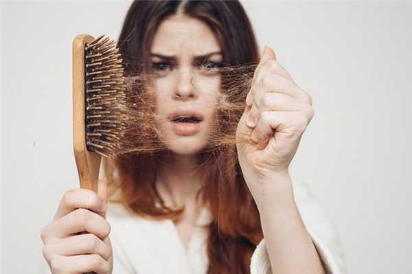 Выпадение волос у женщины