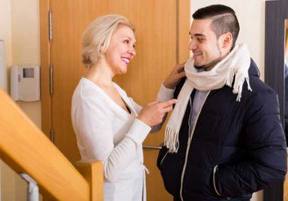 Женщина что-то говорит мужчине