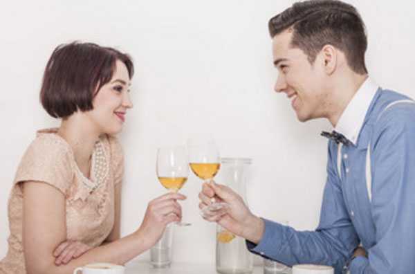 Парень с девушкой сидят за столиком, смотрят друг другу в глаза