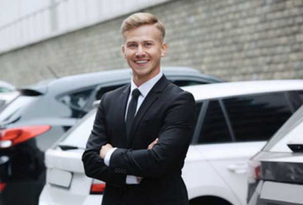 Красивый парень в костюме