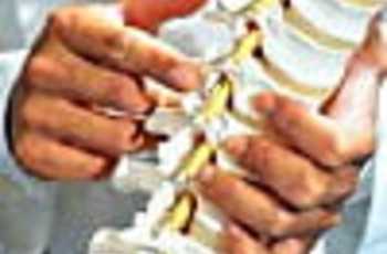 Оперирование межпозвоночных грыж в грудном отделе имеет свои специфические особенности, оно весьма затруднительно и сопряжено с рядом побочных эффектов. В связи с этим важна точная диагностика пораженного уровня и оптимальный выбор хирургического вмешательства.