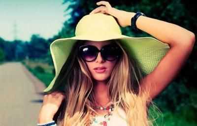 Девушка в солнцезащитных очках