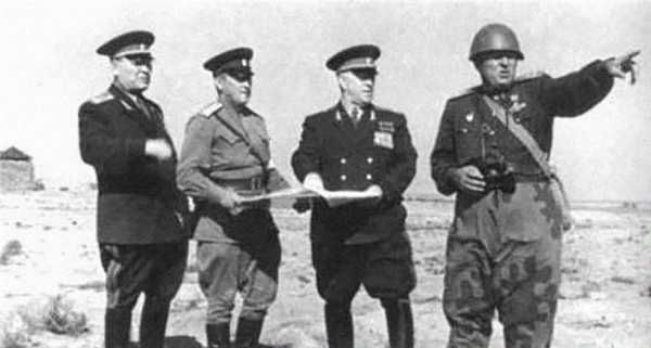 Маршал Георгий Жуков (второй справа) на полигоне. Фото © Оренбургская политика