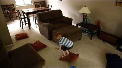 Ребёнок скачет