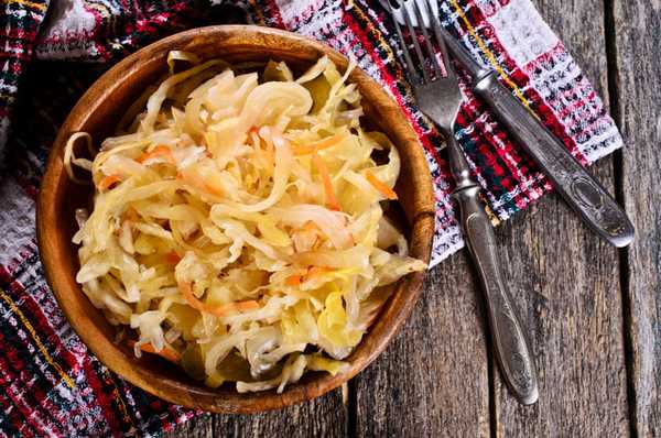 Квашеная капуста очень полезна. В первую очередь для иммунитета: она содержит аскорбиновой кислоты в несколько раз больше, чем лимон.