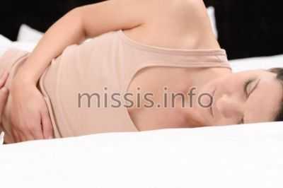 У девушки болит живот