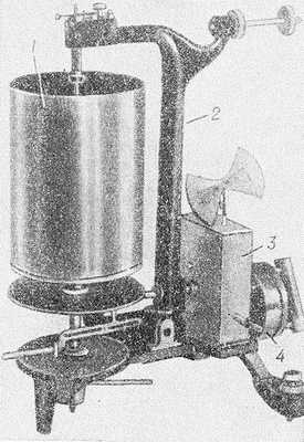 Рис. 2. Кимограф с часовым механизмом: 1—барабан для регистрирующей бумажной ленты; 2—стойка кимографа: 3— коробка скоростей; 4 — часовой привод.